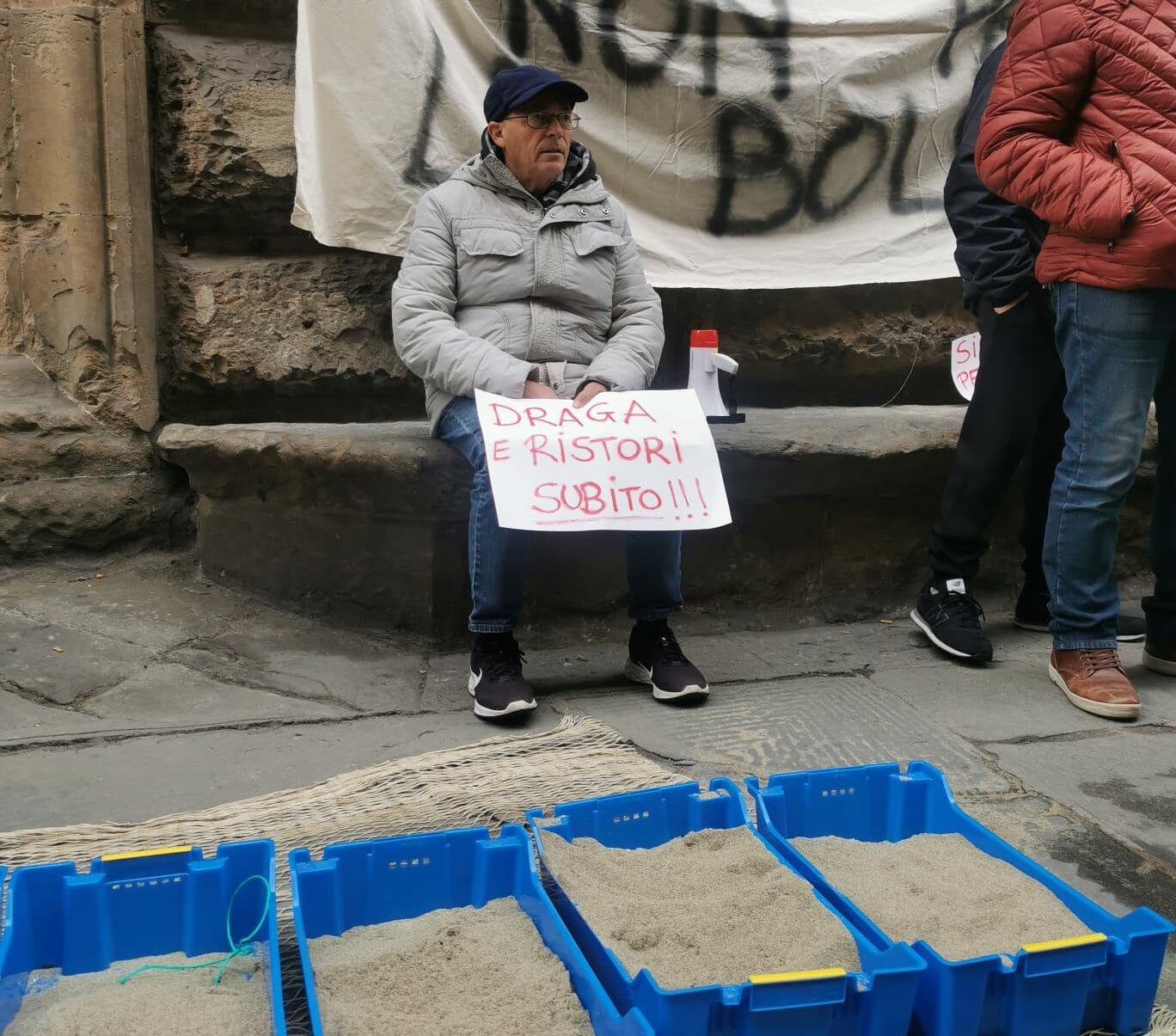 Protesta dei pescatori di Viareggio sotto la Regione: “La sabbia non paga le bollette”