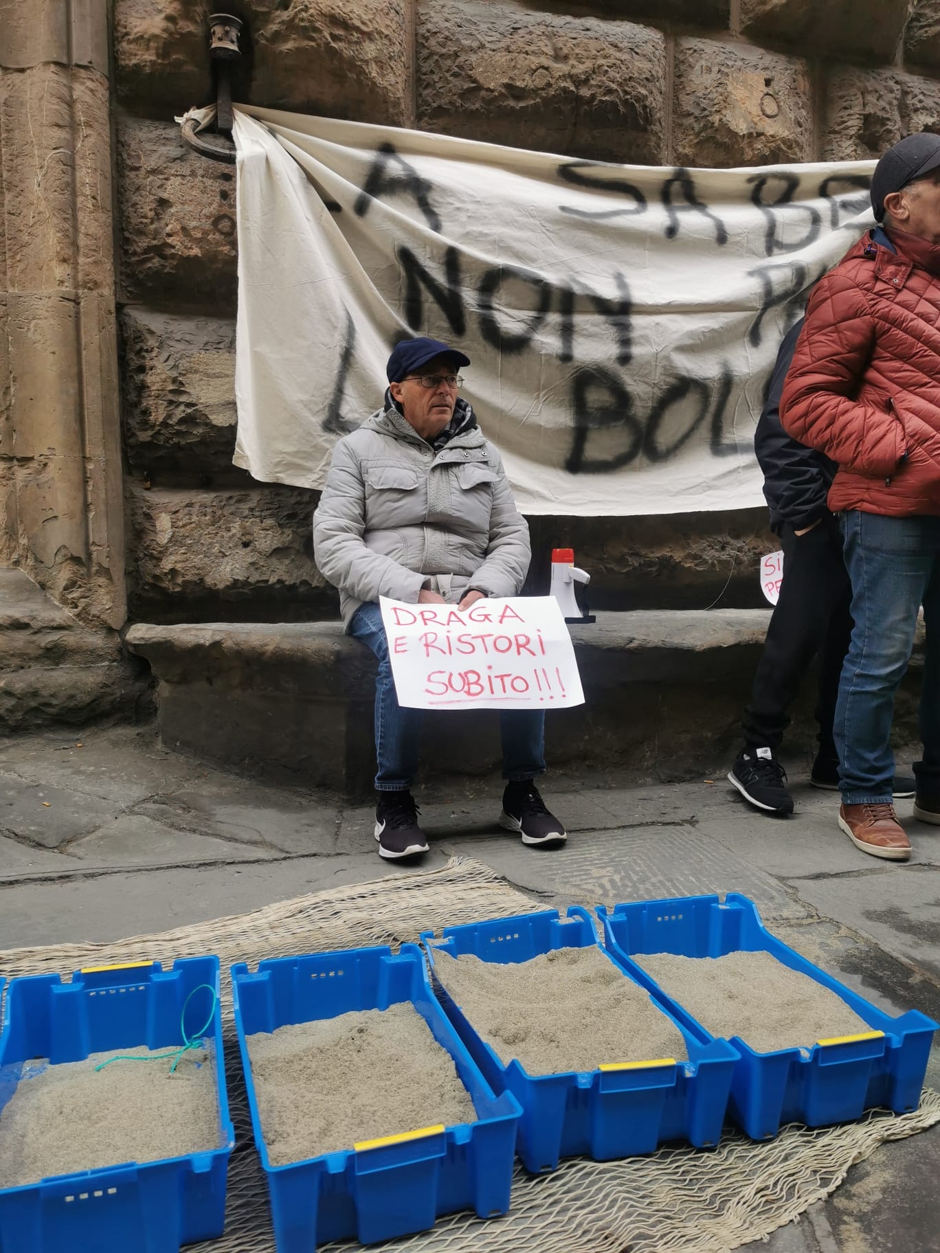Protesta dei pescatori di Viareggio sotto la Regione: “La sabbia non paga le bollette”
