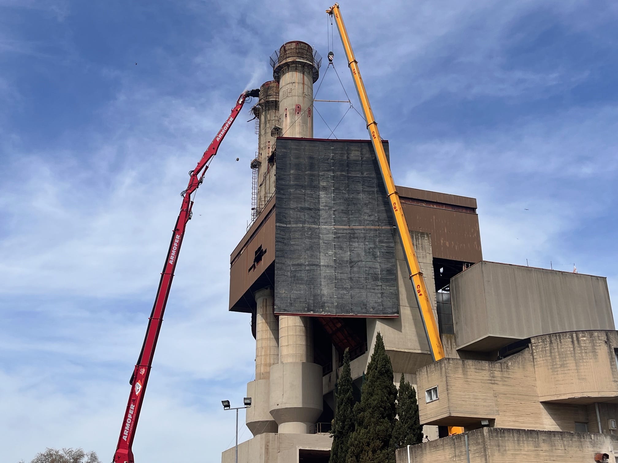 🎧 All’ex inceneritore di Firenze iniziata la demolizione delle ciminiere, nascerà impianto RAEE
